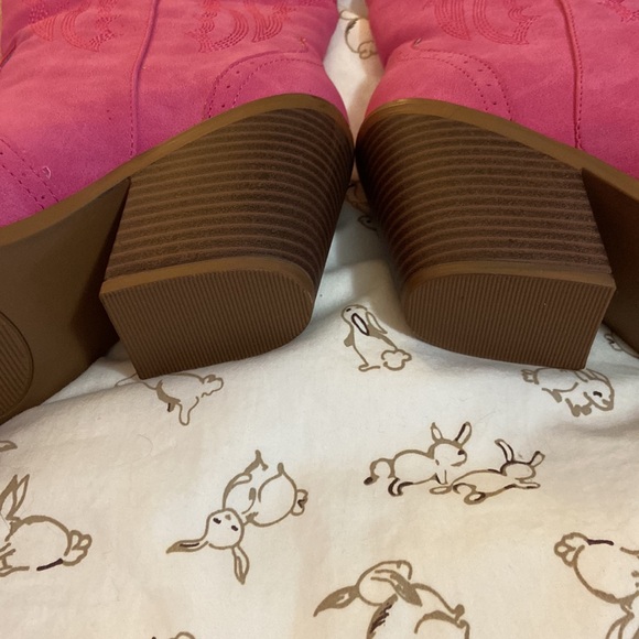 Hot Pink boots 🩷 - Picture 4 of 10